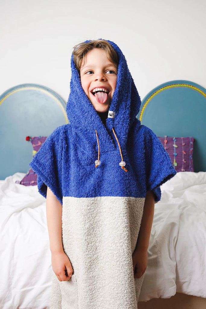 Kind trägt kuscheligen baumwoll Badeponcho mit Kapuze