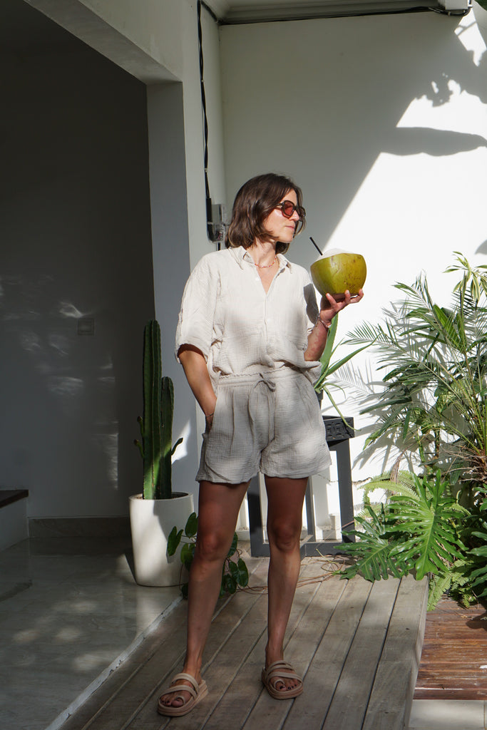 Frau trägt sommerliches zweiteiliges baumwoll Set in beige