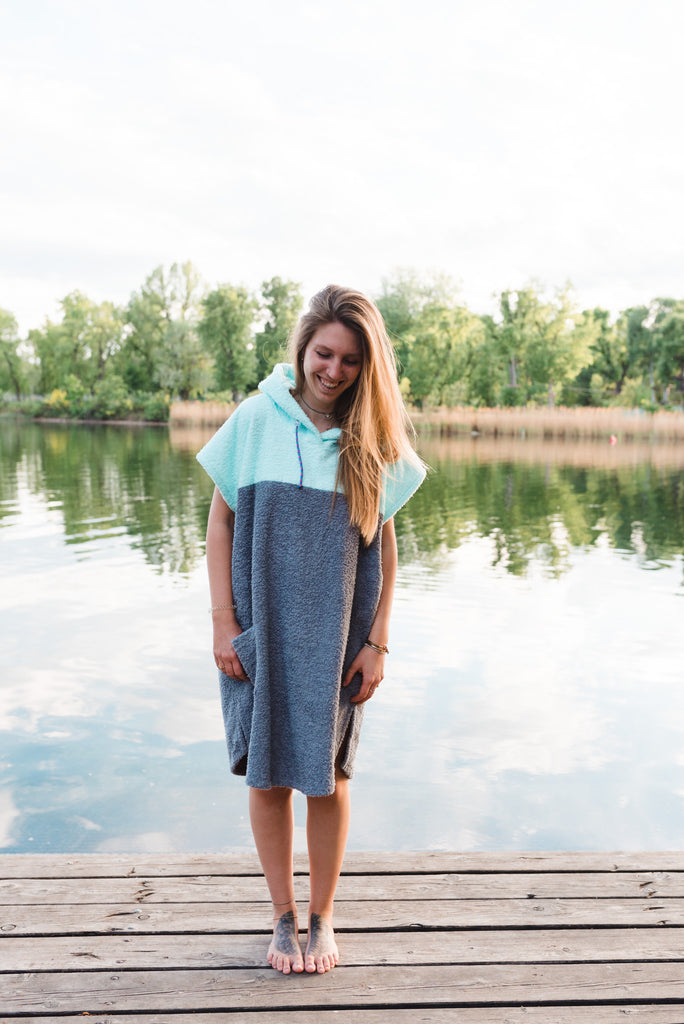 Damen Surf Poncho Malediventürkis